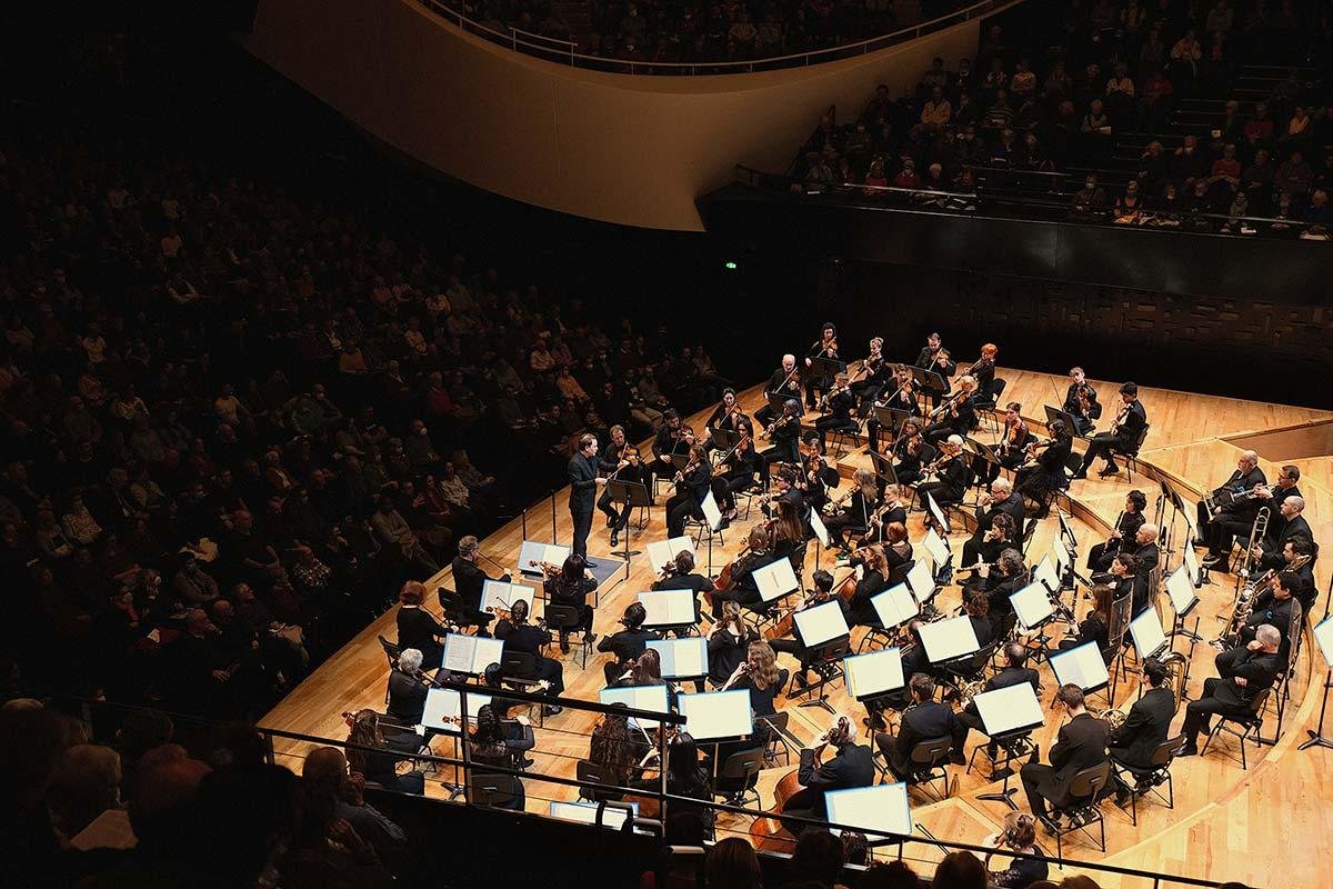 Pasdeloup Orchestra and Christian Vásquez. Photo: (c)Yohann-Pollet